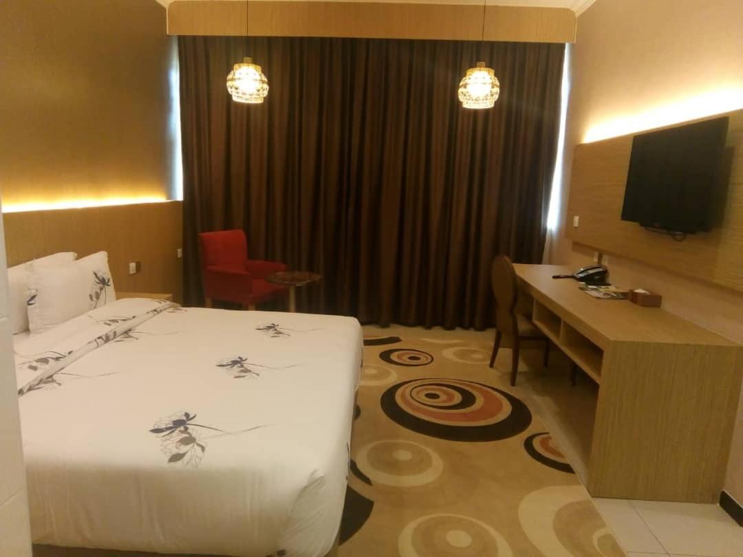 Hotel Holmes Gp Нусаджая Екстериор снимка