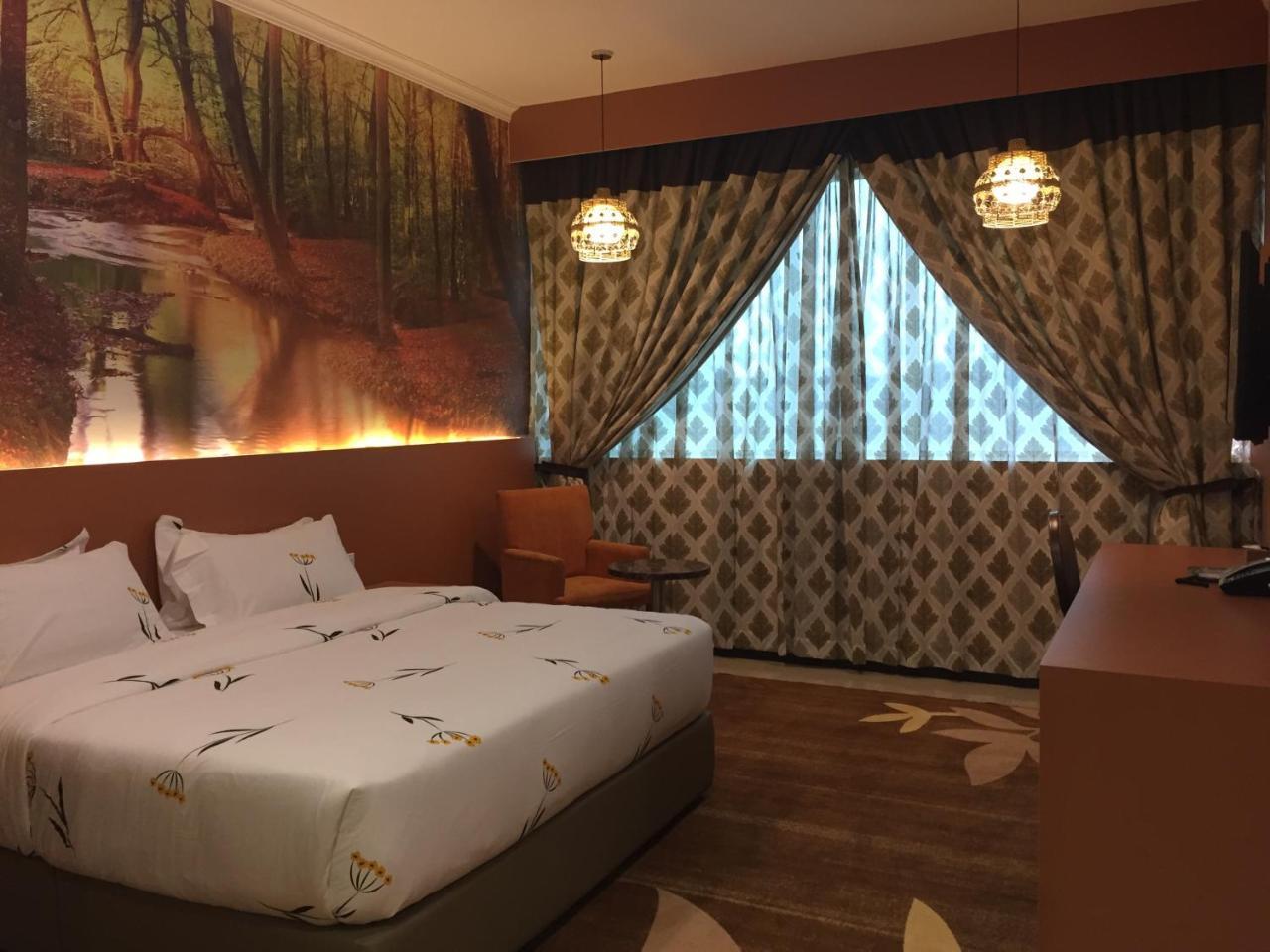 Hotel Holmes Gp Нусаджая Екстериор снимка