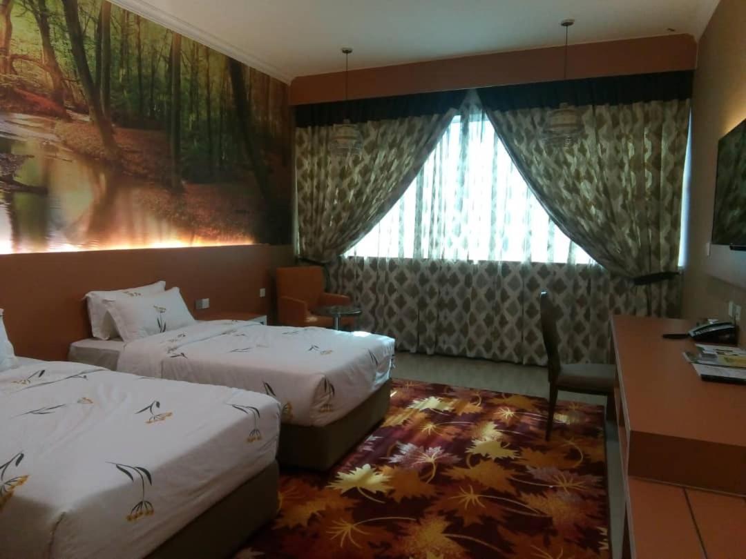 Hotel Holmes Gp Нусаджая Екстериор снимка