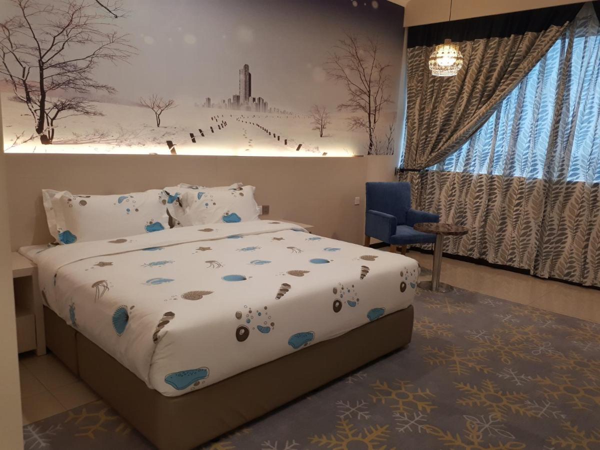 Hotel Holmes Gp Нусаджая Екстериор снимка